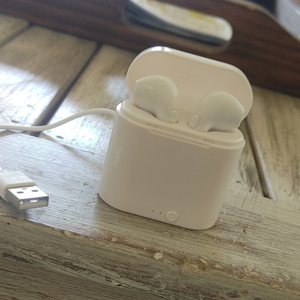 *BRAND NEW* Ear Pods